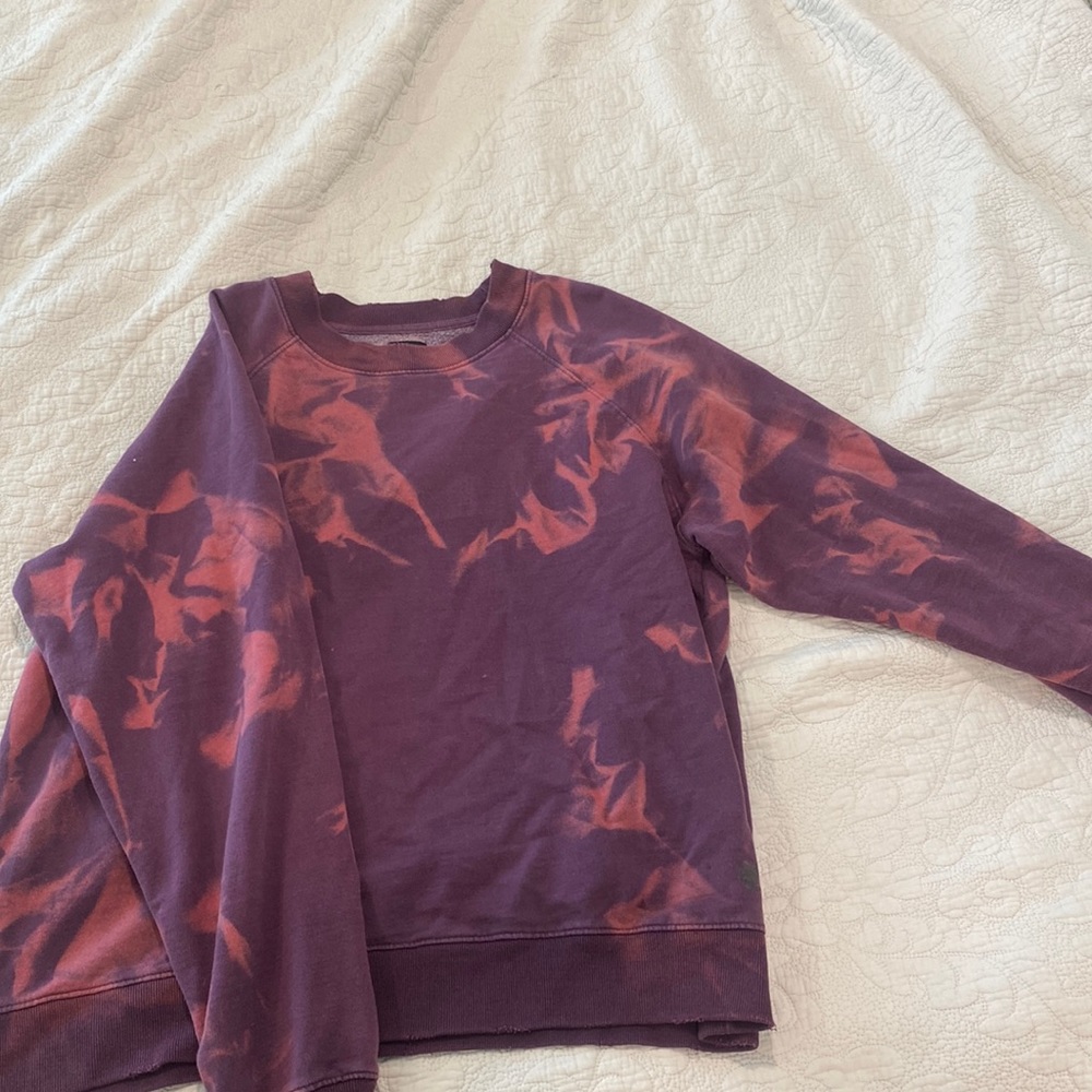 Bleach dye crew neck
